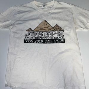 White Gildan t-shirt